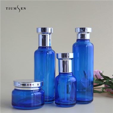 Recipiente cosmetice cu capace