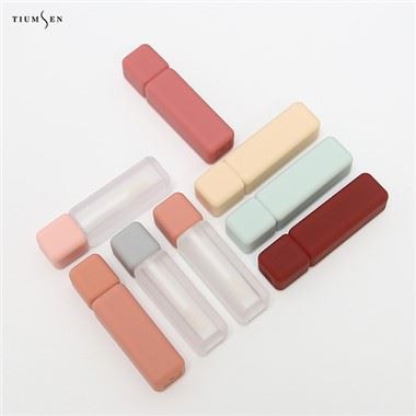 Tuburi luciu de buze din plastic